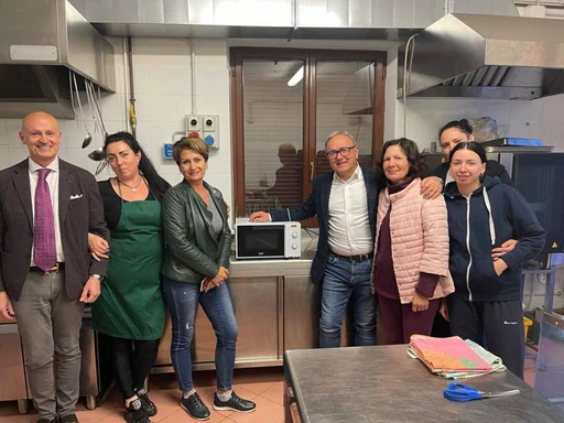 Solidarietà è un pasto caldo Vismap dona ai profughi un forno a microonde